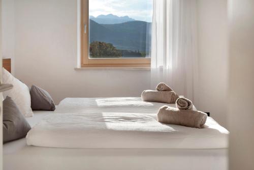 two twin beds in a room with a window at Apartment Sonnblick Kaltern in Caldaro