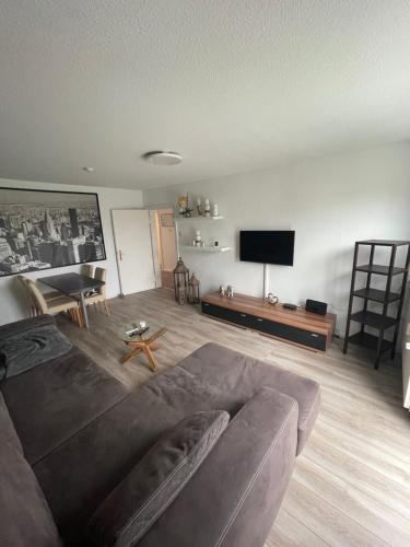 Una sala de estar con un sofá y un televisor de pantalla plana. en Ferienwohnung in Munster, en Munster im Heidekreis