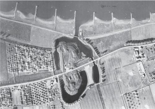 an overhead view of a race track in a city at Ruime boerderij met haard, pooltafel en veranda in Goilberdingen