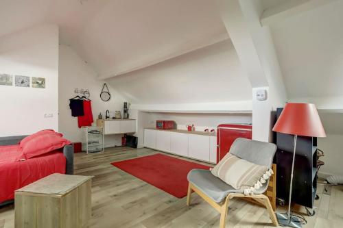 a living room with a red bed and a red lamp at Ruime boerderij met haard, pooltafel en veranda in Goilberdingen