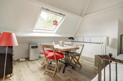 a room with a table and chairs and a window at Ruime boerderij met haard, pooltafel en veranda in Goilberdingen