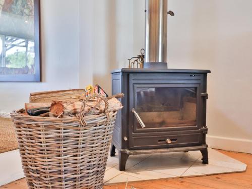 a black stove sitting next to a basket at Stanford Stoepe in Stanford
