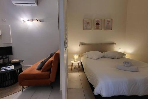 une chambre avec un grand lit et une chaise dans l'établissement Patio d'Azur- Coquet Studio 2pers 2lits Proche Plages, à Nice