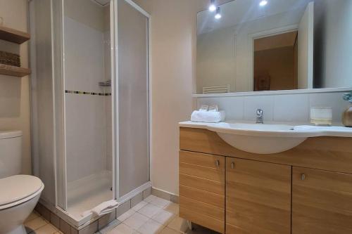 une salle de bain avec une douche, un lavabo et des toilettes dans l'établissement Patio d'Azur- Coquet Studio 2pers 2lits Proche Plages, à Nice