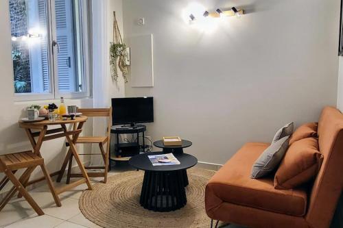 un salon avec un canapé et une table dans l'établissement Patio d'Azur- Coquet Studio 2pers 2lits Proche Plages, à Nice
