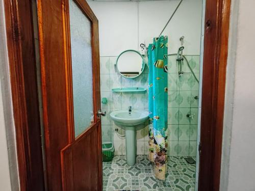キャンディにあるLalanga Homestayの小さなバスルーム(シンク、鏡付)