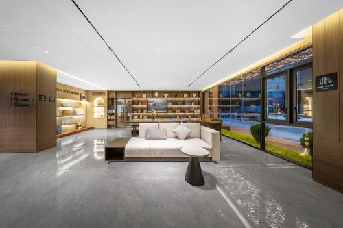 una grande camera con un letto e una grande finestra di Atour Hotel Chengdu Jinniui Yipintianxia a Chengdu