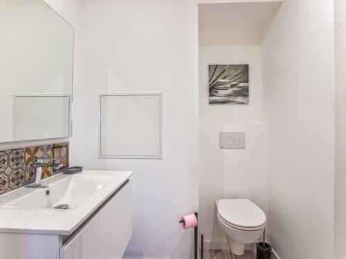 une salle de bain blanche avec un lavabo et des toilettes dans l'établissement Évasion lumineuse à Cabourg avec parking, cuisine équipée et proche bord de mer - FR-1-788-35, à Cabourg