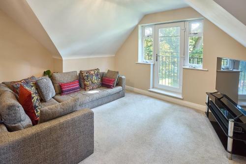 Una sala de estar con un sofá y un televisor. en Host & Stay - Danford Court, en Solihull