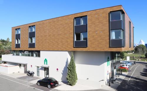 un edificio con tetto in legno sopra di Campanile Toulouse Balma - Cité de l'Espace a Tolosa