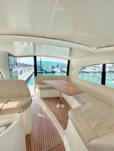 une petite table à l'arrière d'un bateau dans l'établissement BOAT PARADISE LA ROCHELLE - Prestige 42S, à La Rochelle