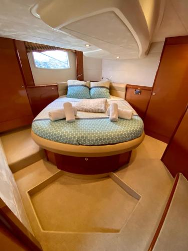 - un lit au milieu d'une petite pièce dans l'établissement BOAT PARADISE LA ROCHELLE - Prestige 42S, à La Rochelle