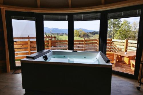 Nespecifikovaný výhled na hory nebo výhled na hory při pohledu z luxury tent