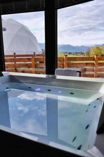 Bazén v ubytování Tatry Mountain Glamp z jacuzzi nebo v jeho okolí