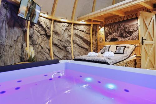 TV a/nebo společenská místnost v ubytování Tatry Mountain Glamp z jacuzzi