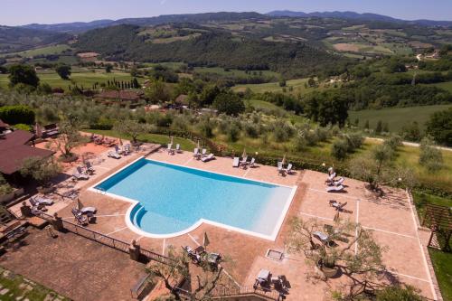 an overhead view of a swimming pool in a villa at Hotel Bramante in Todi
