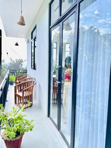 Un balcón o terraza de Kumudu Holiday Home