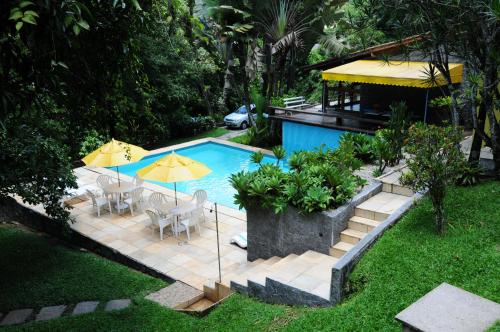 uma vista superior de uma piscina com guarda-sóis em Hotel Daniela em Penedo