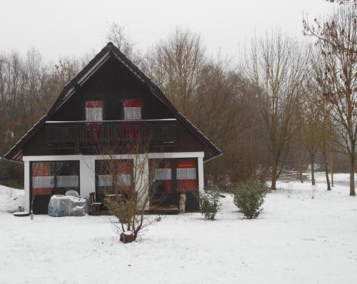 Gemütliches Haus im Feriendorf Silbersee v zimě
