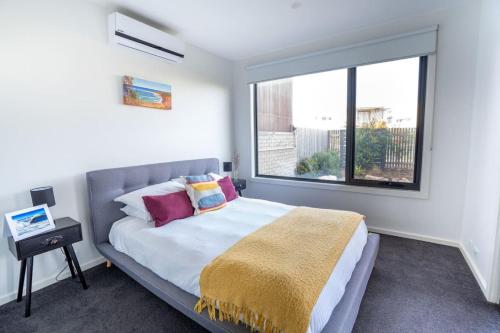 En eller flere senge i et værelse på Swell Apartment - Pet Friendly