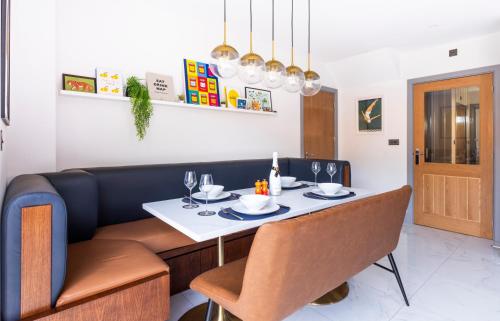 Χώρος καθιστικού στο Tilehurst Cottage - Modern 3beds -3 baths- 20 min from Legoland-Ascot-Windsor