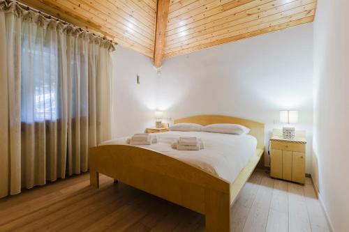 A bed or beds in a room at La Mansarda di nonna Delfa