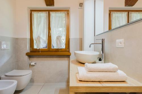 A bathroom at La Mansarda di nonna Delfa