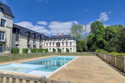 une grande piscine devant un immeuble dans l'établissement Appt à Baden au château de Kergonano, à Mériadec