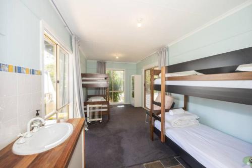 En eller flere senge i et værelse på Sunnymead Heated Pool Retreat