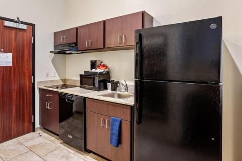 Η κουζίνα ή μικρή κουζίνα στο Cobblestone Inn & Suites-Fremont