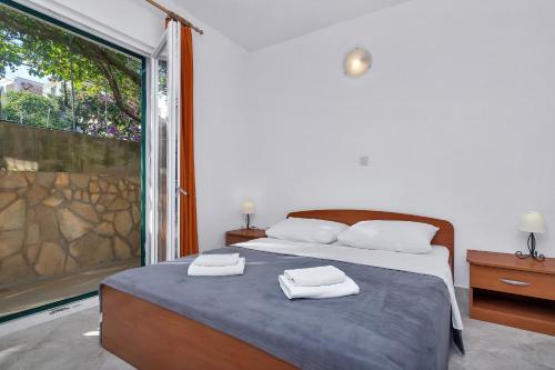 Postel nebo postele na pokoji v ubytování Apartmani Nikola