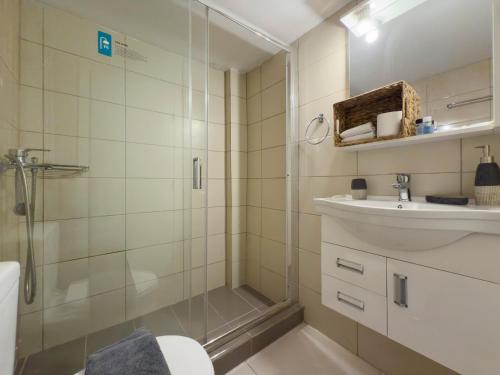 Matrozou Spacious 95sqm apt in Koukaki