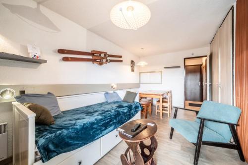 un salon avec un lit et une table dans l'établissement Les Mouflons, à Taninges