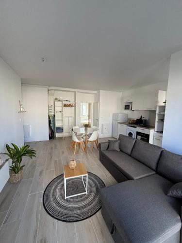 un salon avec un canapé et une table dans l'établissement Appartement Hyper-centre ville, à Caen
