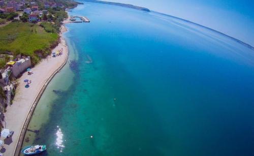an aerial view of a beach and the ocean at Ferienhaus am Meer in Rtina
