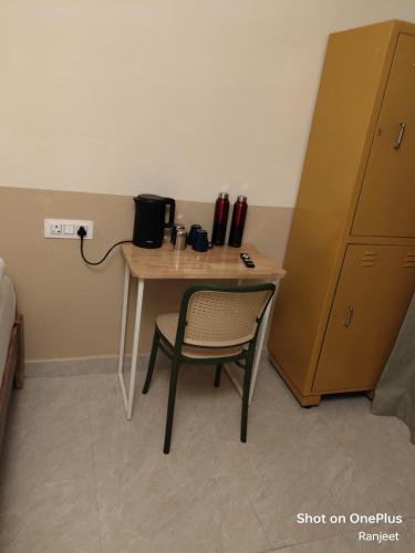 Una pequeña mesa con una silla en una habitación en 144 Tipiverse, en Bangalore