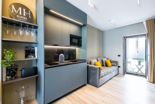 a living room with a couch and a kitchen at MH SUITES Plebiscito in Naples