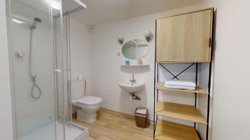 une salle de bain avec une douche, des toilettes et un lavabo dans l'établissement Le Bois Dormant 1, à Rimbach-près-Masevaux