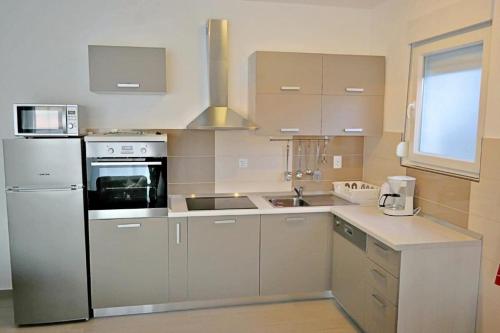 a kitchen with a refrigerator and a stove at Ferienhaus am Meer in Rtina