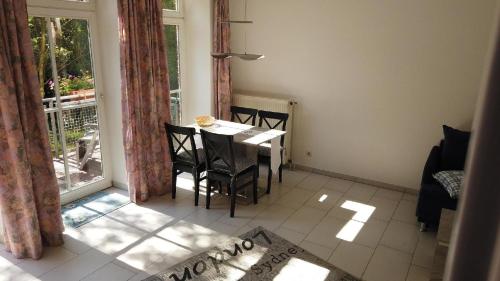 a dining room with a table and chairs and a window at Aurelia - zentraler geht es nicht in Bad Bevensen