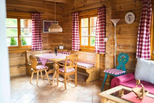 Χώρος καθιστικού στο Schönes Ferienhaus in Sankt Margarethen Im Lungau mit Kleinem Garten und Bergblick