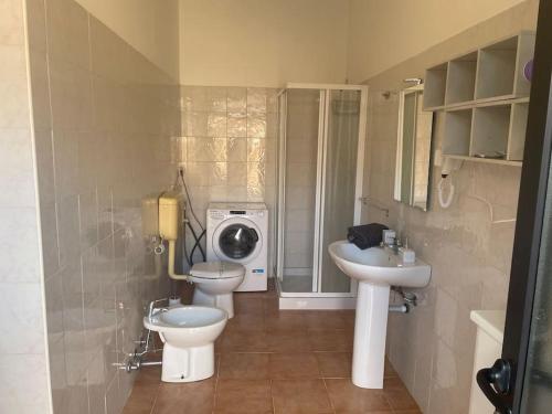 a bathroom with two toilets and a washing machine at Malpensa House 29 più servizio taxi MXP 25 euro in Lonate Pozzolo