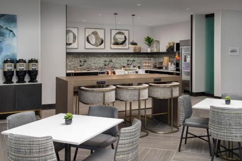 Un restaurante con mesas y sillas y un mostrador. en Residence Inn by Marriott Bozeman Downtown, en Bozeman