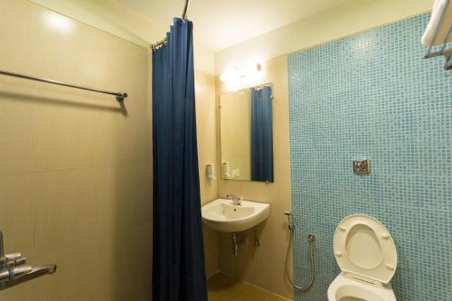 y baño con aseo, lavabo y ducha. en Ginger Chennai - Vadapalani, en Chennai