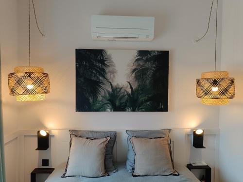 - une chambre avec deux lampes suspendues et un lit dans l'établissement Loft Central Spacieux - Parking Inclus, à Manosque