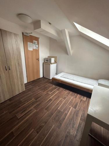 Katil atau katil-katil dalam bilik di 2-Rent Group Hostel Rooms&Apartments GKP2