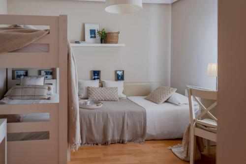 ein Schlafzimmer mit einem Bett und einem Etagenbett in der Unterkunft Casa Cortijo del Aire, Granada in Albolote