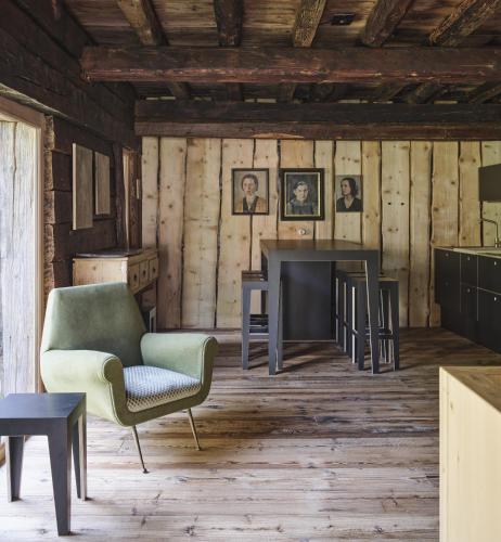 a living room with a couch and a table at Cedä-M in Dosoledo