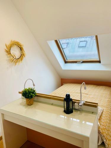 une salle de bain avec un lavabo et un miroir dans l'établissement Cocon des Champs-Élysées, à Paris