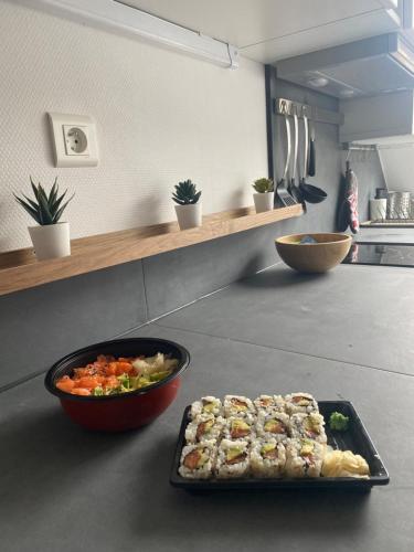 una mesa con una bandeja de comida y un tazón de verduras en Cocon des Champs-Élysées, en París